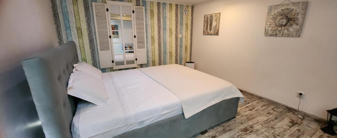 Morii Lake Pool Villa Bukarest Eksteriør billede
